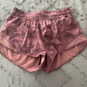 Lululemon 2.5 in inseam size 6 hotty hot shorts
